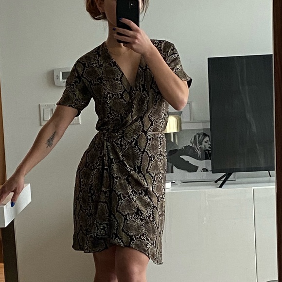 Aritzia wrap dress - Picture 2 of 3